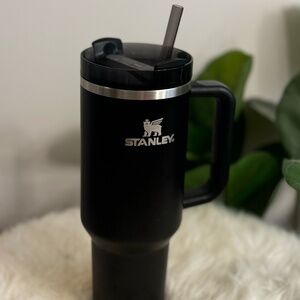 Black Stanley 40oz Quencher Tumbler